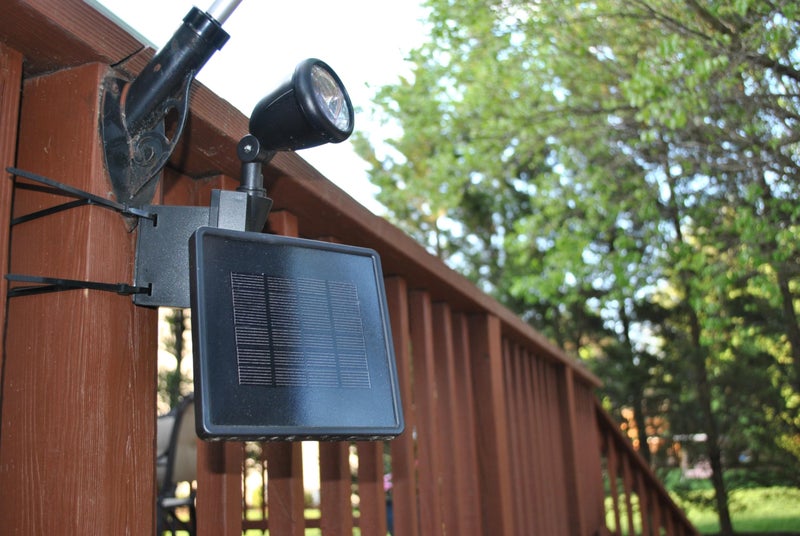 Maxsa Innovations ماكسا 40334 ضوء علم يعمل بالطاقة الشمسية، إضاءة LED خارجية من الغسق حتى الفجر، مقاوم للعوامل الجوية، يناسب أعمدة الأعلام بقطر 1"–4"، وضعان سطوع مزدوجان، تركيب وتركيز اتجاهي، لا حاجة للأسلاك - Image 4